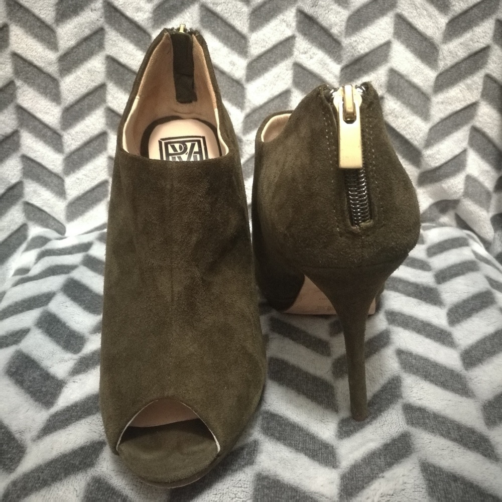 Pour La Victoire Suede Heels
